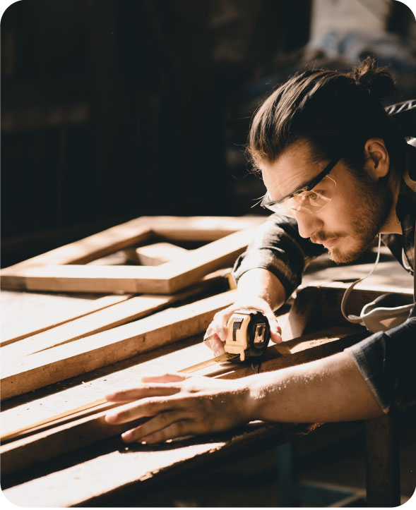 Ébéniste qui travaille le bois pour Atelier Taureau