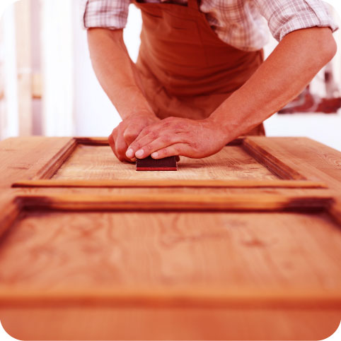 Portes et fenêtres en bois massif fabriquées sur mesure par les maîtres-ébénistes d’Atelier Taureau.
