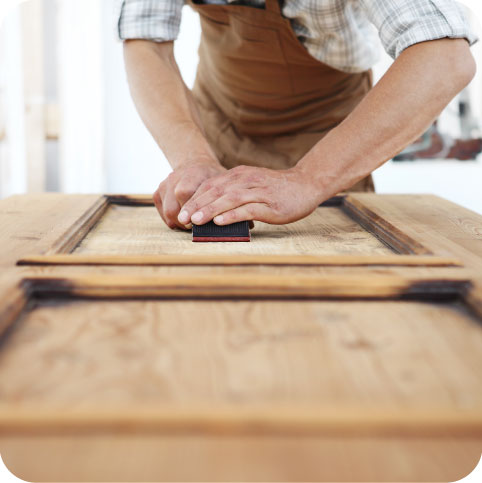 Portes et fenêtres en bois massif fabriquées sur mesure par les maîtres-ébénistes d’Atelier Taureau.