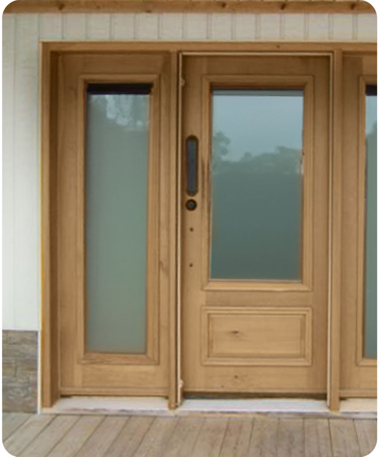 Porte d'entrée en bois massif avec fenêtres