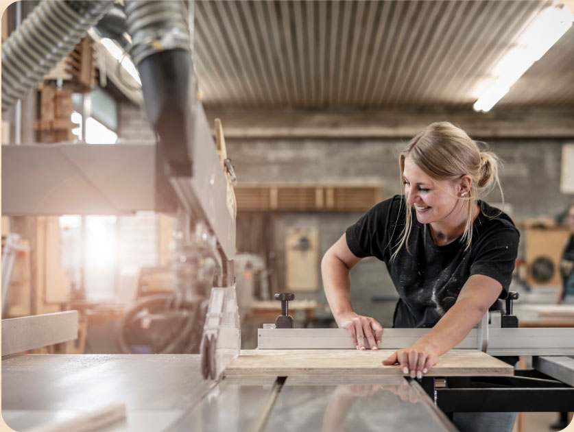Maître-ébéniste qui travaille à la fabrication d'un mobilier en bois dans l'usine d'Atelier Taureau.