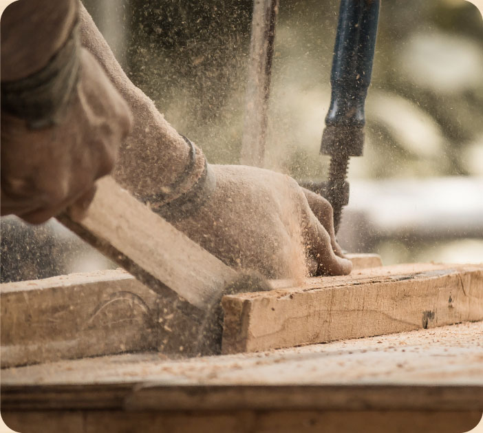 Maître-ébéniste qui fabrique un éléments de bois sur mesure