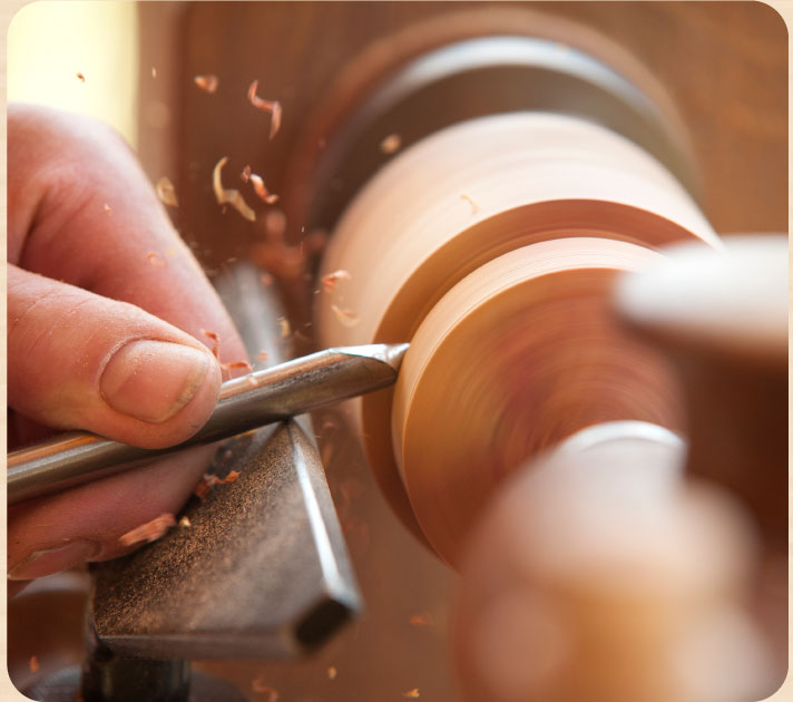 Boiseries en bois massif fabriquées sur mesure par les maîtres-ébénistes d’Atelier Taureau.