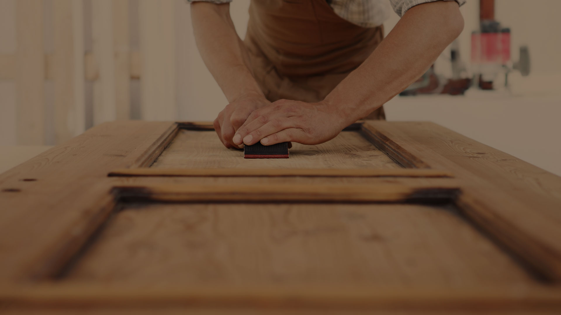 Portes et fenêtres en bois massif fabriquées sur mesure par les maîtres-ébénistes d’Atelier Taureau.